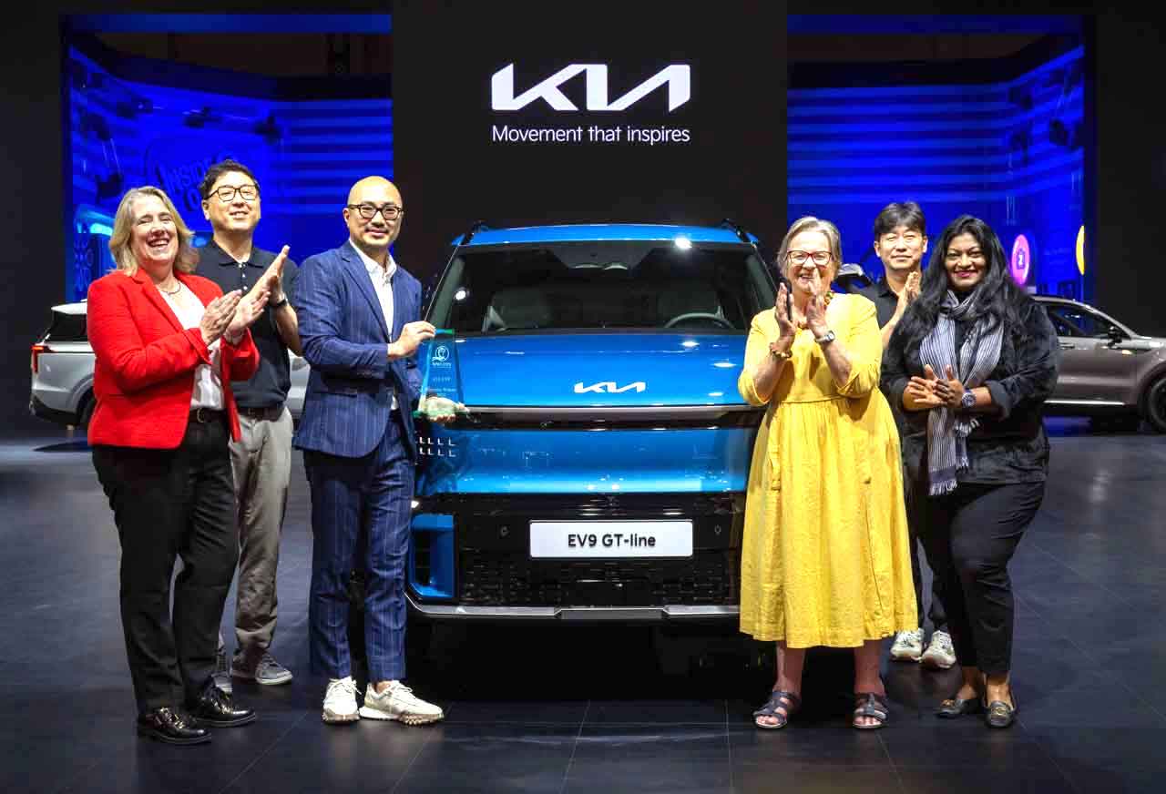 THE WOMEN WORLDWIDE CAR OF THE YEARPRESENTS THE KIA EV9 WITH THE AWARD FOR BEST CAR IN THE WORLD