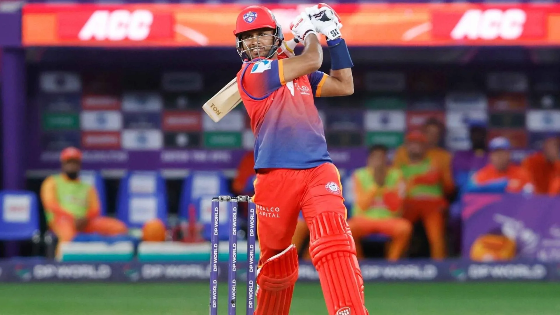 Dasun Shanaka’s Late Charge Helps Dubai Capitals Win Against Gulf Giants